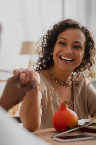 Alegre Afroamericana Mujer Cogida Mano Con Borrosa Madre Durante Cena — Foto de Stock