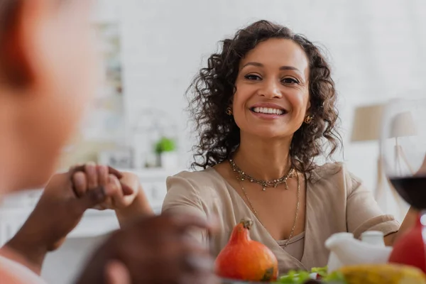 Smiling African American Woman Praying Blurred Mom Thanksgiving Dinner — Stock Photo, Image