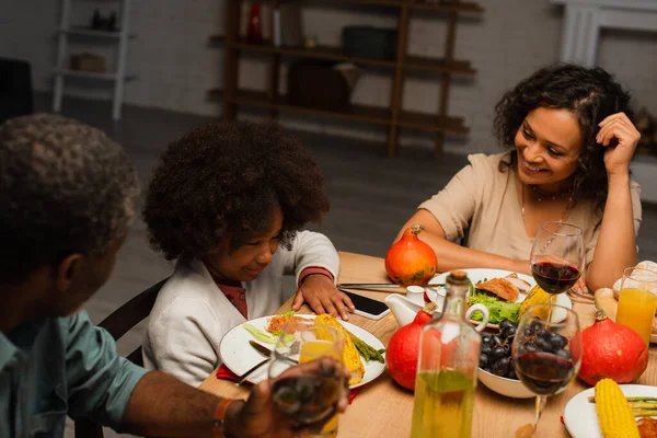 Afro Amerikai Mosolyog Hálaadáskor Vacsora Apa Lánya — Stock Fotó
