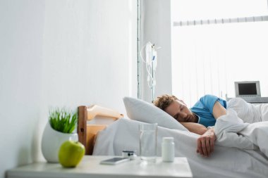 Kıvırcık hasta hastane yatağında uyuyor. 