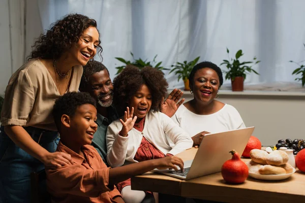 Feliz Família Afro Americana Acenando Mãos Durante Videochamada Durante Jantar — Fotografia de Stock