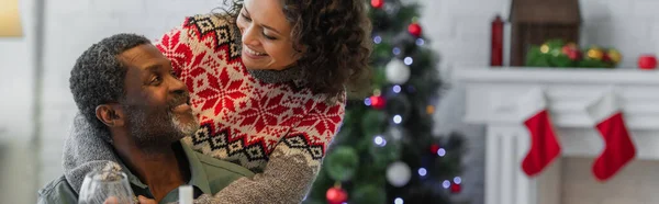 Alegre Afroamericano Padre Hija Sonriendo Uno Otro Durante Celebración Navidad —  Fotos de Stock