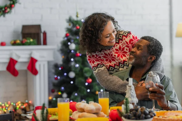 Africano Americano Mujer Abrazando Feliz Papá Cerca Festivo Cena Borrosa —  Fotos de Stock