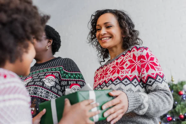 Vista Ángulo Bajo Mujer Americana Africana Alegre Que Presenta Regalo — Foto de Stock