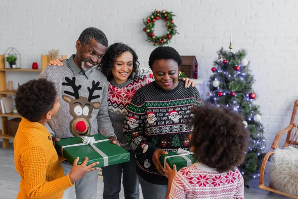 Hermanos Afroamericanos Presentando Regalos Navidad Abuelos Felices Cerca Madre —  Fotos de Stock