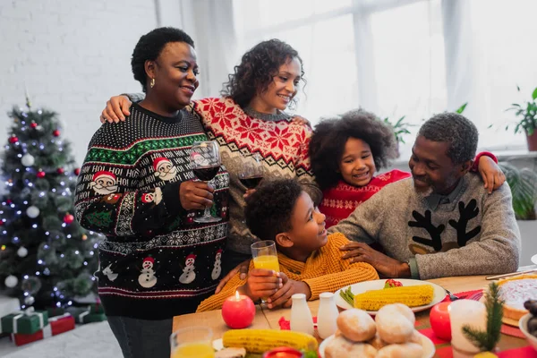 Mujeres Afroamericanas Felices Sosteniendo Copas Vino Tinto Durante Cena Navidad — Foto de Stock