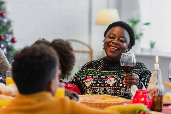 Χαρούμενη Αφροαμερικανή Που Κάνει Πρόποση Κόκκινο Κρασί Κατά Διάρκεια Του — Φωτογραφία Αρχείου