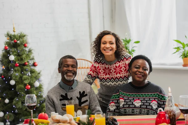 Boldog Afro Amerikai Mosolygós Közelében Érett Szülők Karácsonyi Vacsora — Stock Fotó