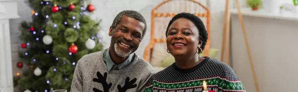 Alegre Casal Afro Americano Meia Idade Sorrindo Para Câmera Perto — Fotografia de Stock