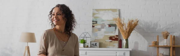 Mujer Afroamericana Feliz Sonriendo Mirando Hacia Otro Lado Casa Pancarta —  Fotos de Stock