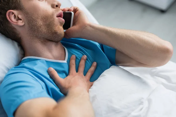 Visão Cortada Homem Falando Smartphone Cama Hospital — Fotografia de Stock