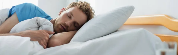 Krullende Patiënt Slapend Ziekenhuisbed Spandoek — Stockfoto