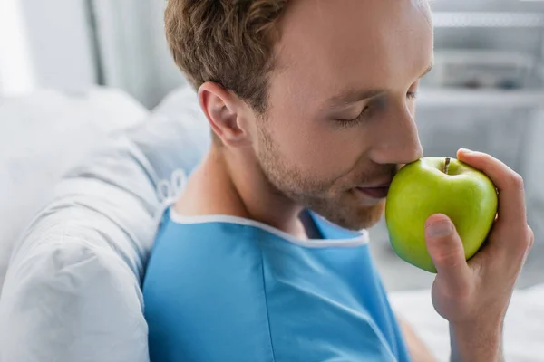 Paciente Con Los Ojos Cerrados Oliendo Manzana Verde Hospital — Foto de Stock