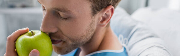 пациент с закрытыми глазами пахнет зеленым яблоком в больнице, баннер