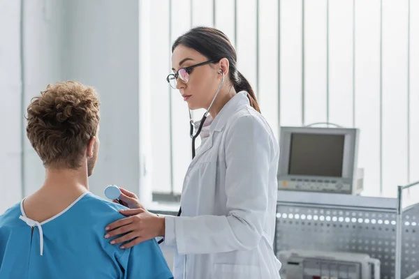 Brunett Läkare Glasögon Undersöka Lockigt Patient Med Stetoskop — Stockfoto