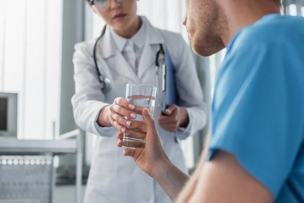 Vista Recortada Del Médico Bata Blanca Dando Vaso Agua Paciente —  Fotos de Stock