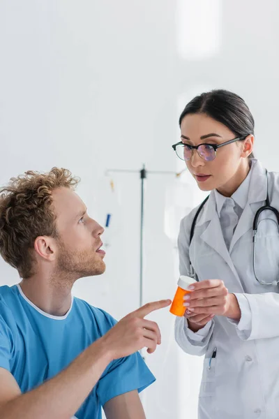 Göndör Beteg Mutat Palack Gyógyszeres Közelében Orvos Fehér Kabátban Szemüvegben — Stock Fotó