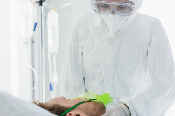 Médico Equipo Protección Personal Examinando Paciente Con Máscara Oxígeno Hospital —  Fotos de Stock