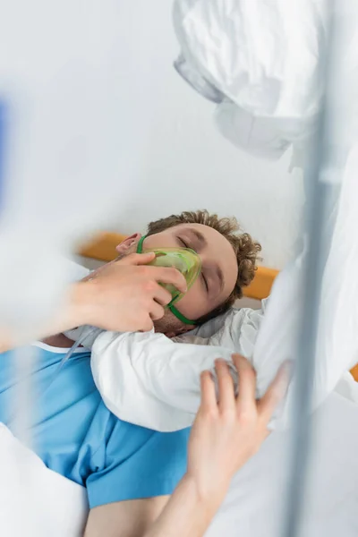 Médico Terno Hazmat Examinando Paciente Máscara Oxigênio Hospital — Fotografia de Stock