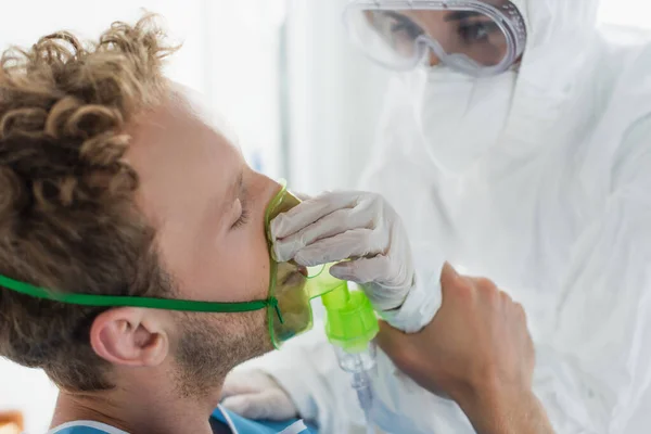 Médico Traje Materiales Peligrosos Ajustando Máscara Oxígeno Paciente Hospital — Foto de Stock