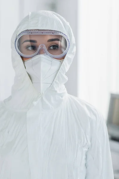 Doctor Personal Protective Equipment Goggles Looking Away — Stock Photo, Image