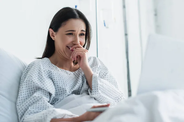 Mujer Alegre Viendo Película Comedia Ordenador Portátil — Foto de Stock