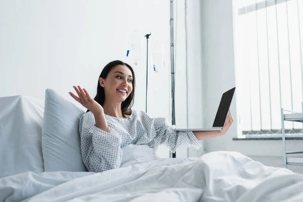Fröhliche Frau Gestikuliert Bei Videoanruf Krankenhaus — Stockfoto