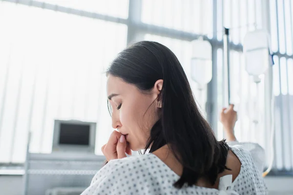 Sjuk Kvinna Med Slutna Ögon Smärta Behandling Sjukhus — Stockfoto