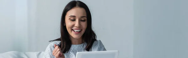 Femme Heureuse Robe Patient Utilisant Une Tablette Numérique Hôpital Bannière — Photo