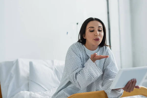 Mujer Bata Paciente Enviando Beso Aire Mientras Tiene Videollamada Hospital —  Fotos de Stock