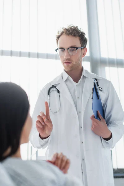 Lockig Läkare Glasögon Håller Urklipp Och Varning Suddig Patient — Stockfoto
