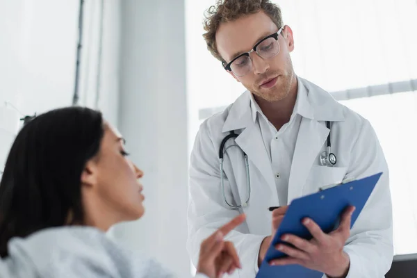 Donna Offuscata Che Punta Agli Appunti Vicino Medico Riccio Occhiali — Foto Stock