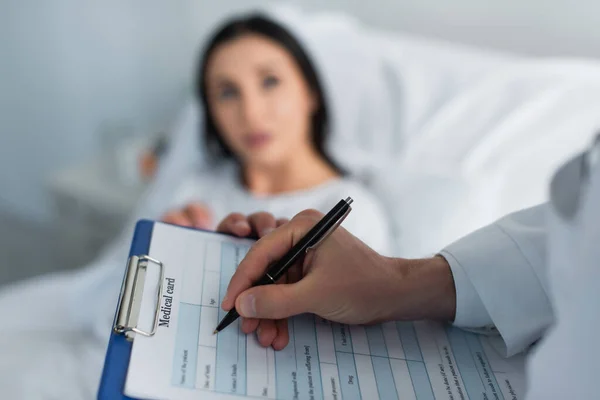 Doctor Escribiendo Prescripción Blanco Cerca Paciente Borroso —  Fotos de Stock