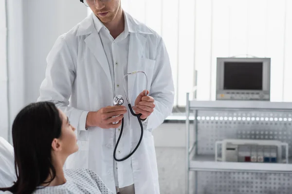 Medico Con Stetoscopio Che Guarda Donna Offuscata Clinica — Foto Stock