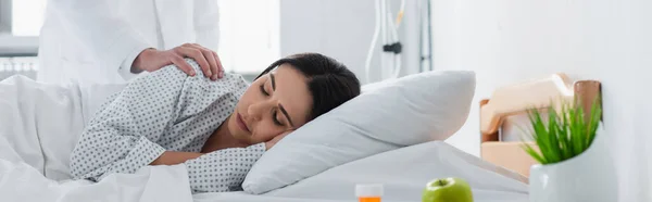 Läkare Vakna Brunett Patient Sjukhussäng Banner — Stockfoto