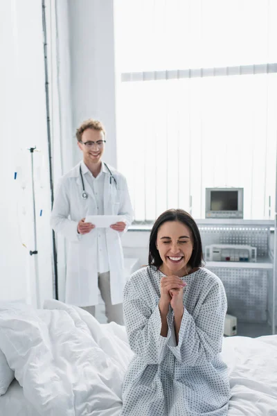 Donna Sorridente Abito Paziente Medico Vicino Offuscata Con Tablet Digitale — Foto Stock