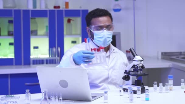 Scientifique Indien Dans Des Lunettes Tenant Des Éprouvettes Près Ordinateur — Video