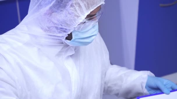 Scienziato Indiano Maschera Medica Prendendo Appunti Laboratorio — Video Stock