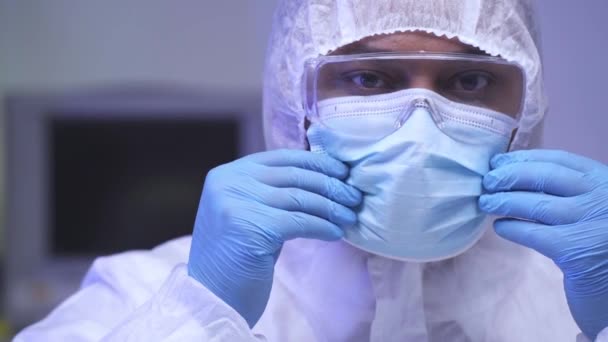 Científico Indio Traje Materiales Peligrosos Ajustando Máscara Médica Laboratorio — Vídeos de Stock