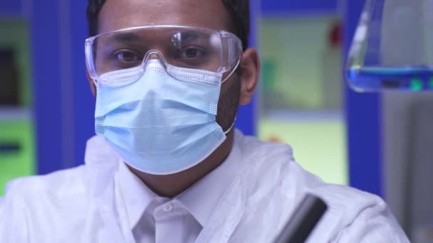 Ilmuwan India Melepas Kacamata Keselamatan Laboratorium Stok Rekaman