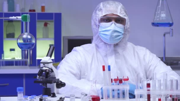 Indischer Wissenschaftler Schutzanzug Der Nähe Von Mikroskop Und Reagenzgläsern Labor — Stockvideo