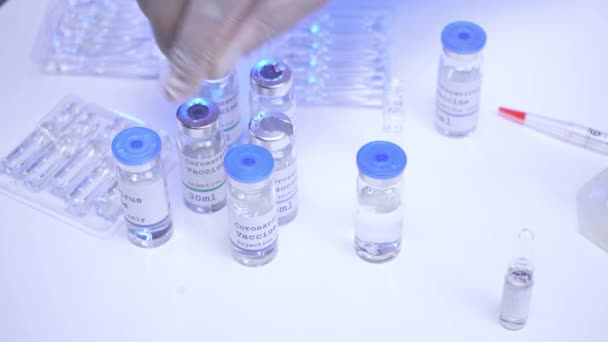 Vista Recortada Del Científico Que Toma Vacuna Contra Coronavirus Laboratorio — Vídeo de stock