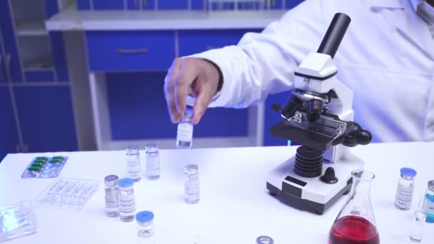 Gewassen Beeld Van Wetenschapper Die Werkt Met Vaccin Laptop Microscoop — Stockvideo