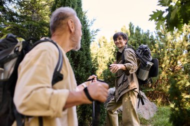 Çiftler yemyeşil bir alanda yürüyüş yapmayı, dağlarda gülücüklerini ve maceralarını paylaşmayı severler..