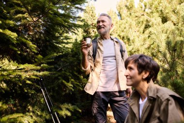 Aktif yaşlılar birlikte doğanın güzelliğini keşfederken birbirlerine eşlik etmekten zevk alırlar..