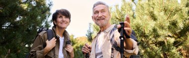 Aktif yaşlılar yürüyüş ve keşiften, gülümseme ve anları paylaşmaktan hoşlanırlar.