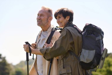 Yaşlı çift büyüleyici manzaralarla çevrili keyifli bir yürüyüş macerasını paylaşıyor..