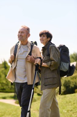Aktif yaşlılar güzel bir patikada yürürken doğayı keşfeder, birlikte neşeli anlar paylaşırlar..