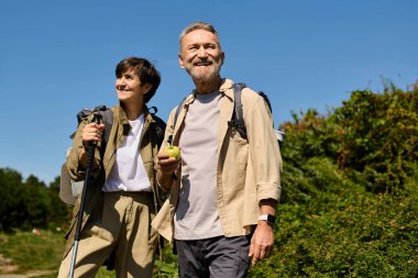 Üst düzey bir çift doğa ve maceranın tadını çıkarırken birlikte gülümsüyor..