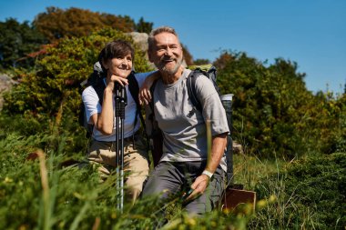 Aktif kıdemli çift güzel doğa yürüyüşü yaparken ara verir..